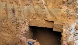 Đào móng xây kè, phát hiện 2 mộ cổ ở Quảng Ninh