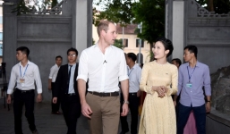 Hoàng tử William tản bộ thăm đền Ngọc Sơn, uống cà phê phố cổ
