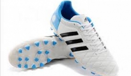 2 cách chọn giày đá bóng sân cỏ nhân tạo cho fan thể thao