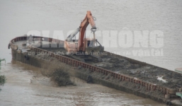 Xác minh thông tin việc sà lan đổ chất thải rắn xuống sông Hồng