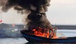 Tàu cá bốc cháy, hàng chục ngư dân nhảy xuống biển