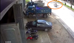 'Quái xế' lao tốc độ cao, húc văng đàn trâu trên đường