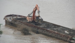 'Tàu lạ' xả chất thải ra sông Hồng: PC 68 tạm giữ phương tiện