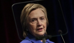 Bà Clinton nhợt nhạt tái xuất sau tranh cử thất bại