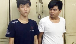 Bị người dân ném ghế, 2 tên cướp ngã nhào xuống đường