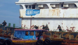 Cận cảnh 'tàu ma' mang chữ Trung Quốc bí ẩn trôi trên biển Bình Thuận