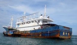 Lai dắt tàu Trung Quốc bí ẩn trôi trên biển vào đất liền