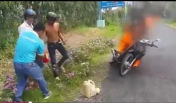 Ba thanh niên ngậm ngùi nhìn xe bốc cháy vì không mở được bình cứu hỏa