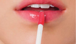 Cách chọn son bóng cho đôi môi căng mọng