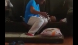 Bức xúc clip bé sơ sinh bị mẹ ruột nhẫn tâm đánh không thương tiếc