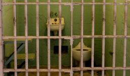 Hàng loạt tù nhân được tạm thả về nhà vì nhà tù thiếu toilet