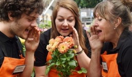 Nghề nghiệp có 1-0-2: Hát và nói chuyện với các loài hoa