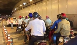 Cô gái lái ôtô gây náo loạn hầm vượt sông Sài Gòn