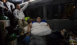 Người đàn ông nặng nửa tấn lần đầu tiên ra khỏi giường sau 6 năm