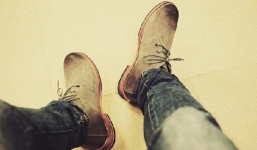 Hướng dẫn cách phân biệt giày da thật và da giả khi chọn giày