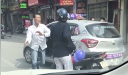 Va chạm giao thông, tài xế taxi hùng hổ đẩy người phụ nữ xuống đường