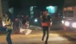 Nhiều người dân bất chấp nguy hiểm lao ra đường 'hôi' sạch 6 tấn ngô