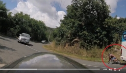 Xe khách lấn làn, ôm cua ẩu hạ 'đo ván' xe máy trên đường