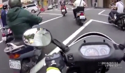 Xe máy đâm trúng người đi bộ gây tai nạn hàng loạt