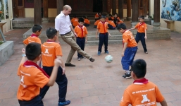 Video: Hoàng tử Anh William đá bóng với trẻ em Việt Nam