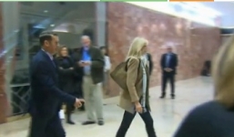 Video: Vợ cũ của Trump bất ngờ xuất hiện ở tòa tháp Trump