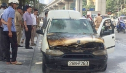 Đang lưu thông, 'xế hộp' bốc cháy ngùn ngụt trên phố