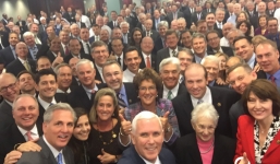 Ảnh selfie của phó tướng Trump hứng bão chỉ trích