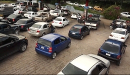 Người dân biên giới Venezuela khốn khổ xếp hàng chờ mua xăng