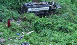 Tin TNGT mới nhất ngày 18/11: Sau tiếng động lớn, 2 ô tô bị hư hỏng nặng