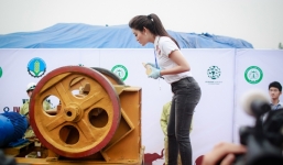 Máy nghiền ngà voi, sừng tê gặp sự cố trong buổi lễ tiêu hủy