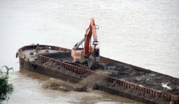 'Tàu lạ' xả chất thải ra sông Hồng: Phó Thủ tướng chỉ đạo điều tra 