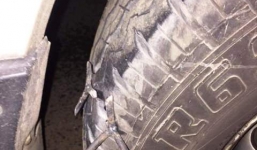 Tài xế bức xúc dính bẫy đinh 4 chân trên quốc lộ 1A