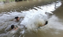 Trà Vinh: 3 nữ sinh chết đuối khi tắm sông