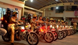 CSGT kiểm tra hành chính các xe sau 0 giờ trong thời gian AFF Cup