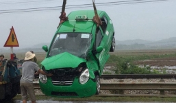 Taxi bị tàu hỏa đâm kéo lê 50 mét, 3 người may mắn thoát nạn