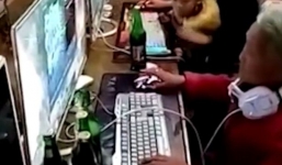 Cụ bà 70 tuổi hút thuốc, uống bia trong quán net 