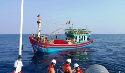 Tổ chức đưa 18 thuyền viên gặp nạn về vùng biển Nghệ An