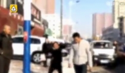Video: Con trai hành hung bố mẹ vì quà cưới là căn hộ 'quá nhỏ' gây phẫn nộ