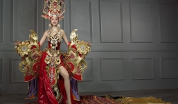 Bộ quốc phục 'Sen vàng' nặng 45kg của siêu mẫu có chân dài 1m19