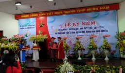 Bố chồng Tăng Thanh Hà nhận bằng Tiến sĩ danh dự