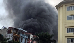 2 ngôi nhà bốc cháy trên phố, khói đen bốc cao hàng chục mét