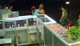 Chủ cửa hàng 70 tuổi quật ngã tên cướp iPhone