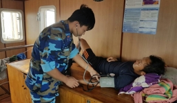 11 ngư dân và tàu cá gặp nạn trên biển được đưa về bờ an toàn