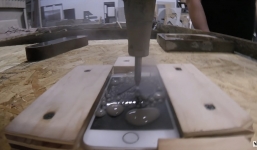 Máy cưa nước cắt iPhone 7 như cắt đậu phụ