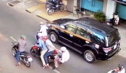2 thiếu nữ chặn đường, chém một phụ nữ để cướp xe trên phố Sài Gòn