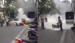 Cụ bà cầm bình cứu hỏa giải cứu xe máy cháy ngùn ngụt trên phố