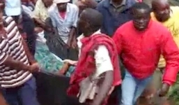 Cả làng kéo đến xem cặp đôi ngoại tình bị dính chặt