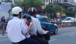 Xôn xao hình ảnh 2 học sinh xúc cơm ăn ngay trên xe máy