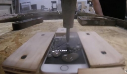 Áp lực tia nước cắt iPhone 7 thành hình logo 'táo cắn dở'