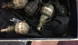 Đột kích nhà 'trùm' ma túy, thu 5 quả lựu đạn, 2 khẩu súng